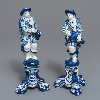 A pair of Dutch Delft blue and white models hurdy-gurdy players, 18th C.