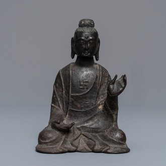 Een Chinese bronzen figuur van Boeddha, Ming