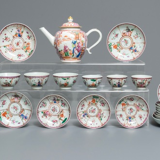 Une partie d'un service à thé en porcelaine de Chine famille rose à décor mandarin, Qianlong