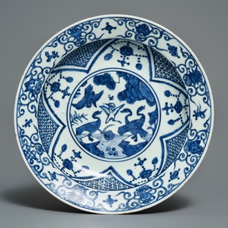 Un plat en porcelaine de Chine bleu et blanc à décor de grues, Jiajing