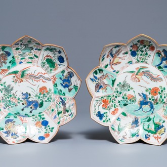 Une paire d'assiettes en forme de lotus en porcelaine de Chine famille verte, Kangxi