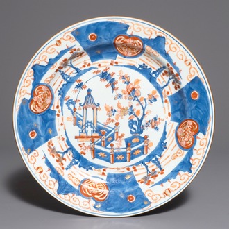 Een grote Chinese Imari-stijl schotel met pagode in landschap, Kangxi