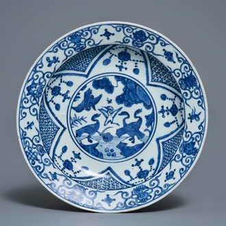Un plat en porcelaine de Chine bleu et blanc à décor de grues, Jiajing