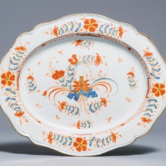 Un grand plat en faïence italienne de style Imari, Faenza, atelier des Ferniani, 18ème