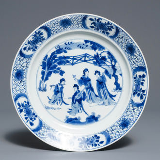 Un plat en porcelaine de Chine bleu et blanc à décor de musiciennes, Kangxi