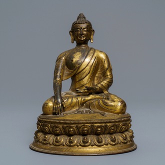 Une figure de Bouddha Shakyamuni en bronze doré, Tibet, 15/16ème