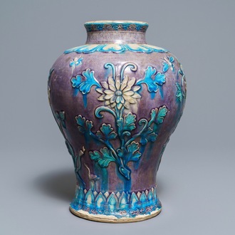 Een grote Chinese fahua meiping vaas met floraal decor, Ming