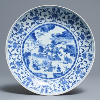 Un plat en porcelaine de Chine bleu et blanc aux caractères Shou, époque Transition