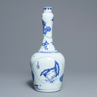 Un vase de forme bouteille en porcelaine de Chine bleu et blanc, époque Transition