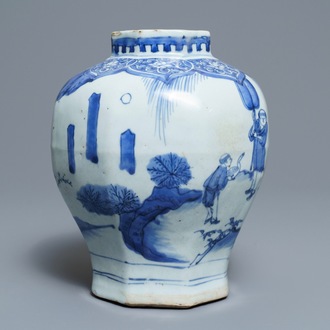 Un vase de forme balustre en porcelaine de Chine bleu et blanc, époque Transition