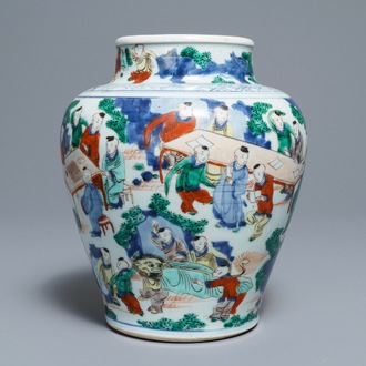 Un vase de forme balustre en porcelaine de Chine wucai à décor '100 garçons', époque Transition