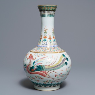 Un vase de forme bouteille en porcelaine de Chine famille rose, marque et époque de Guangxu