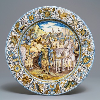 Un grand plat armorié en majolique italienne à décor d' Alexandre le Grand, atelier de Francesco Grue, Castelli, 17ème