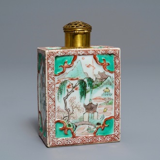 Une boîte à thé en porcelaine de Chine famille verte à décor en relief, Kangxi