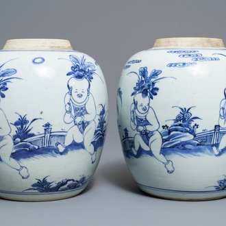 Une paire de jarres en porcelaine de Chine bleu et blanc à décor de garçons, Kangxi