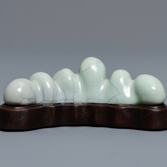 A Chinese ge-glazed brush rest, Qianlong mark, 19/20th C.