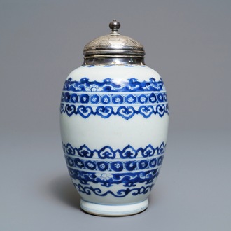Une boîte à thé en porcelaine de Chine bleu et blanc à monture en argent, Kangxi