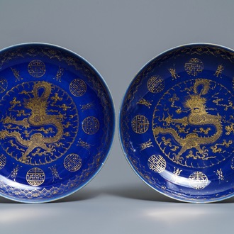 Une paire de plats en porcelaine de Chine à décor doré de dragons sur fond bleu, marque et époque de Guangxu