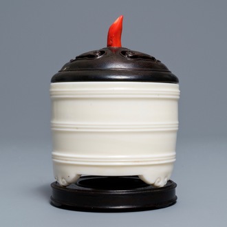 Un brûle-parfum tripod en porcelaine blanc de Chine de Dehua, 19/20ème