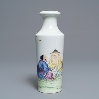 Un vase de forme rouleau en porcelaine de Chine famille rose, marque de Qianlong, République, 20ème