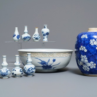 Un lot varié en porcelaine de Chine bleu et blanc, Kangxi