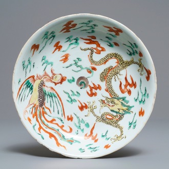 Een Chinees famille verte bord met een draak en een feniks, Kangxi