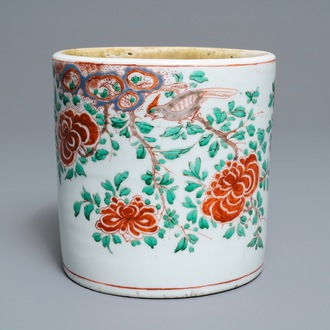 Un grand pot à pinceaux en porcelaine de Chine wucai, époque Transition