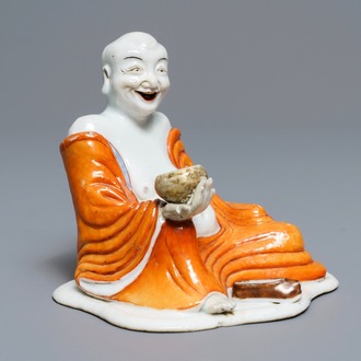 Une figure d'un Luohan en porcelaine de Chine rouge de fer, Qianlong
