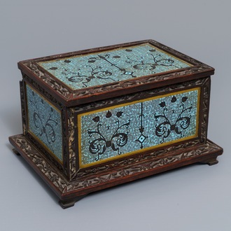 Une boîte rectangulaire en bois sculpté et émaux cloisonnés, Chine, 19ème