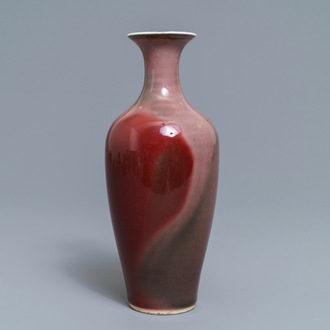 Un vase en porcelaine de Chine rouge monochrome flambé, Kangxi
