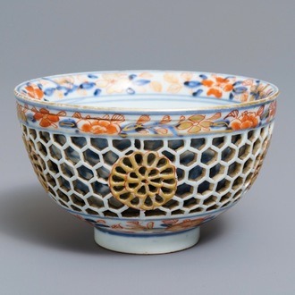 Un bol ajouré à double parois en porcelaine de Chine de style Imari, Kangxi