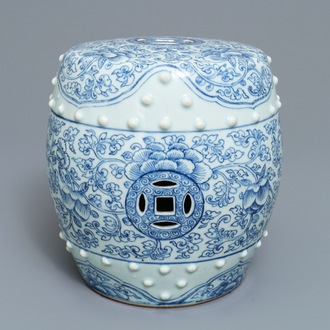 Een Chinese blauwwitte tromvormige armsteun, Qianlong