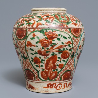 Un vase en porcelaine de Chine dite 'de Swatow' à décor polychrome, Ming