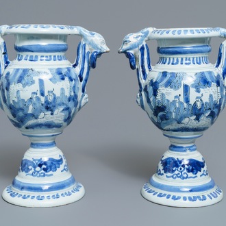 Une paire de vases d'autel en faïence de Delft bleu et blanc, 17ème