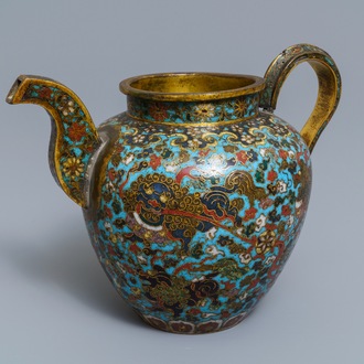 Een Chinese cloisonné schenkkan met boeddhistische leeuwen, Ming