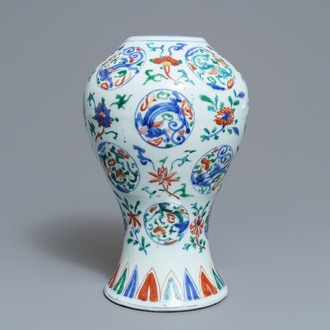 Un vase en porcelaine de Chine wucai à décor de médaillons aux dragons, Jiajing