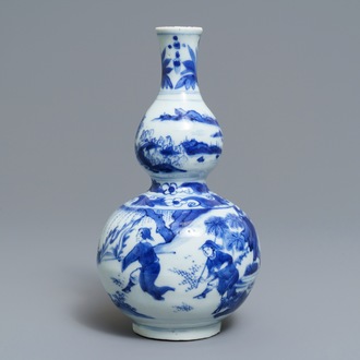 Un vase de forme double gourde en porcelaine de Chine bleu et blanc, époque Transition