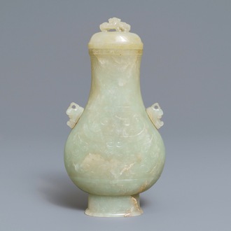 Een Chinese archaïsche celadon jade dekselvaas, 19e eeuw