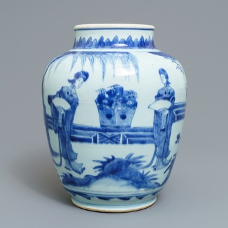 Un pot en porcelaine de Chine bleu et blanc à décor de femmes dans un jardin, époque Transition