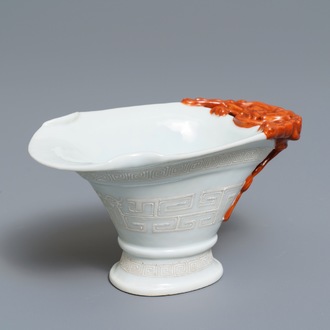 Une coupe libatoire en porcelaine de Chine 'bianco sopra bianco' et rouge de fer, 19ème