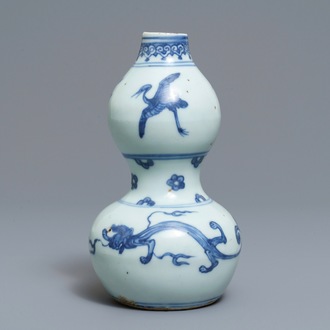 Un vase de forme double gourde en porcelaine de Chine bleu et blanc, Ming