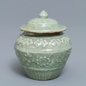 Een Chinees Longquan celadon dekselvaasje met reliëfdecor, Ming