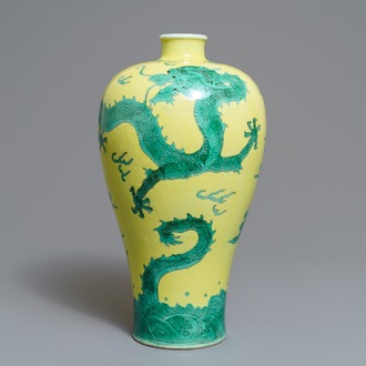 Un vase de forme meiping en porcelaine de Chine à décor de dragons en vert et jaune, 19/20ème