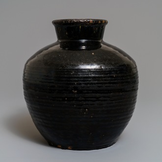 Een Chinese steengoed pot met zwart glazuur, Song