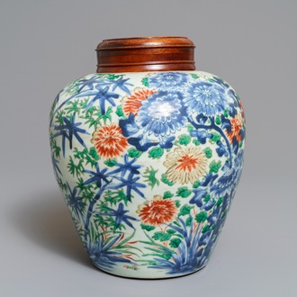 Un pot en porcelaine de Chine wucai à décor floral, époque Transition
