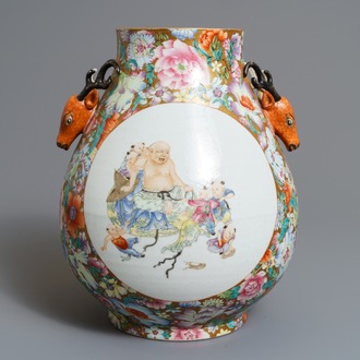 Un vase de forme hu en porcelaine de Chine famille rose, marque de Qianlong, 20ème