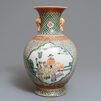 Un vase en porcelaine de Chine famille rose aux anses en forme d'éléphants, marque de Wanli, 19ème