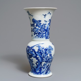 Un vase de forme yenyen en porcelaine de Chine bleu et blanc à décor 'bianco sopra bianco', Kangxi