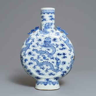 Een Chinese blauwwitte moonflask met drakendecor, 19e eeuw