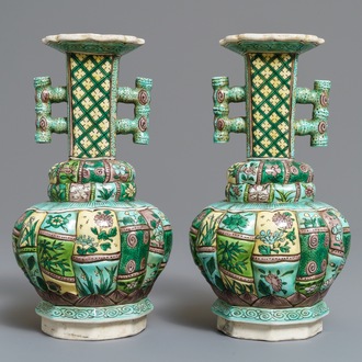 Une paire de vases en biscuit émaillé vert, Kangxi